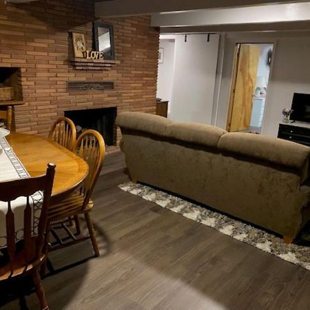 Spacious Lower Level Living All For You! 코밸리스 외부 사진