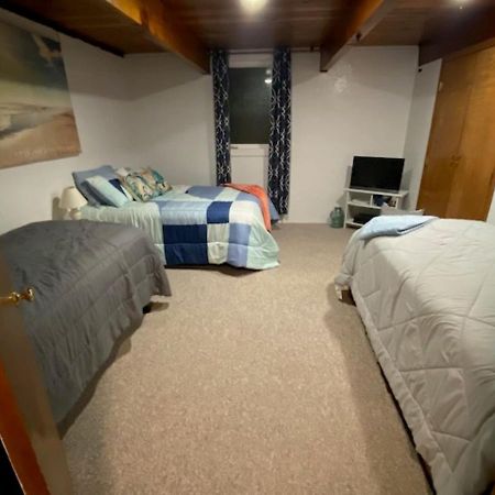 Spacious Lower Level Living All For You! 코밸리스 외부 사진