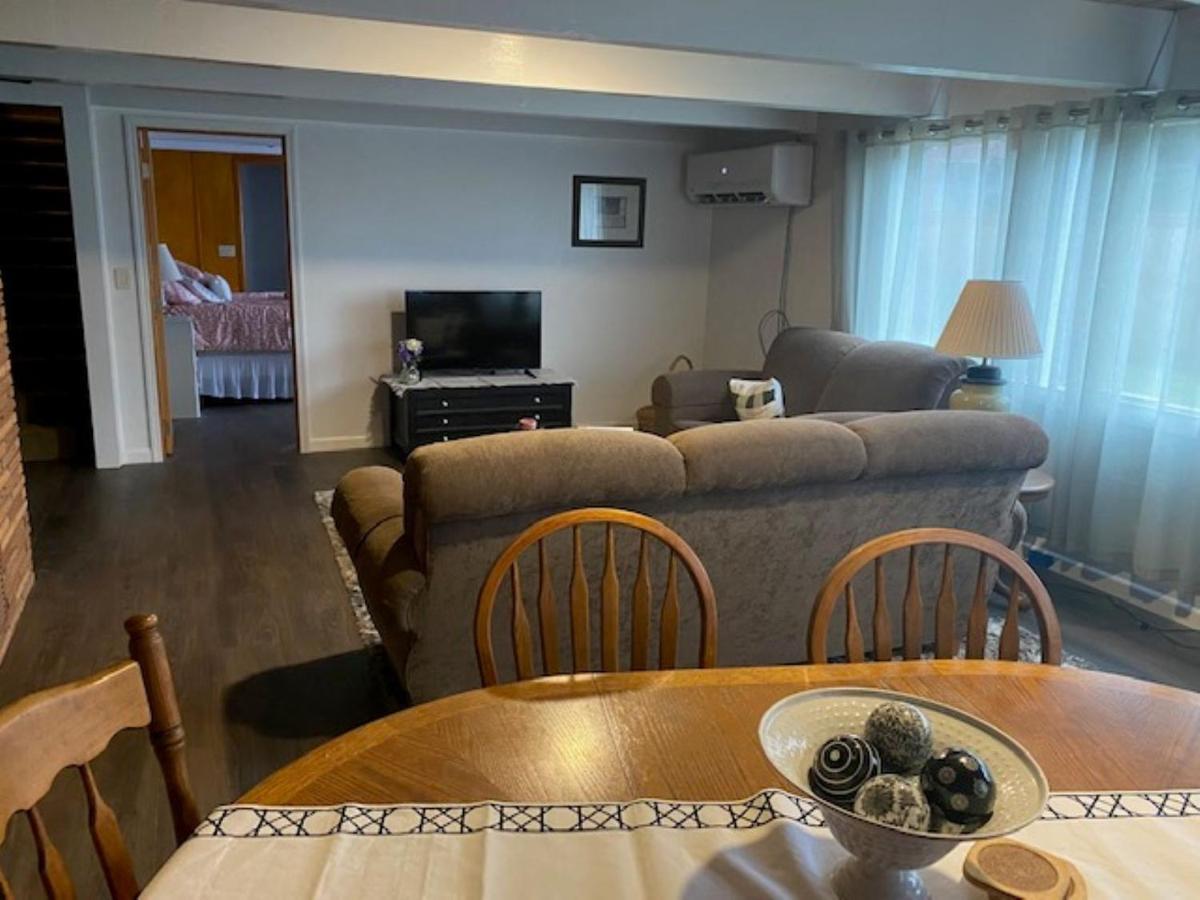 Spacious Lower Level Living All For You! 코밸리스 외부 사진