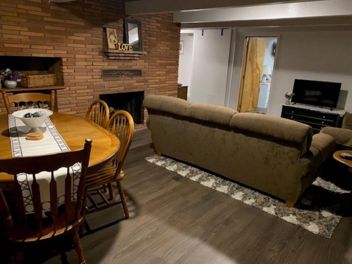 Spacious Lower Level Living All For You! 코밸리스 외부 사진