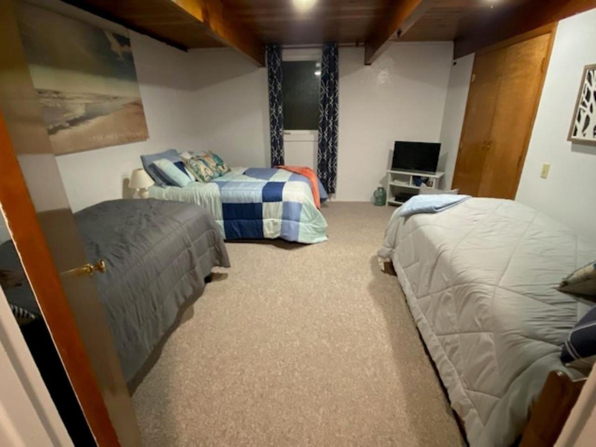Spacious Lower Level Living All For You! 코밸리스 외부 사진