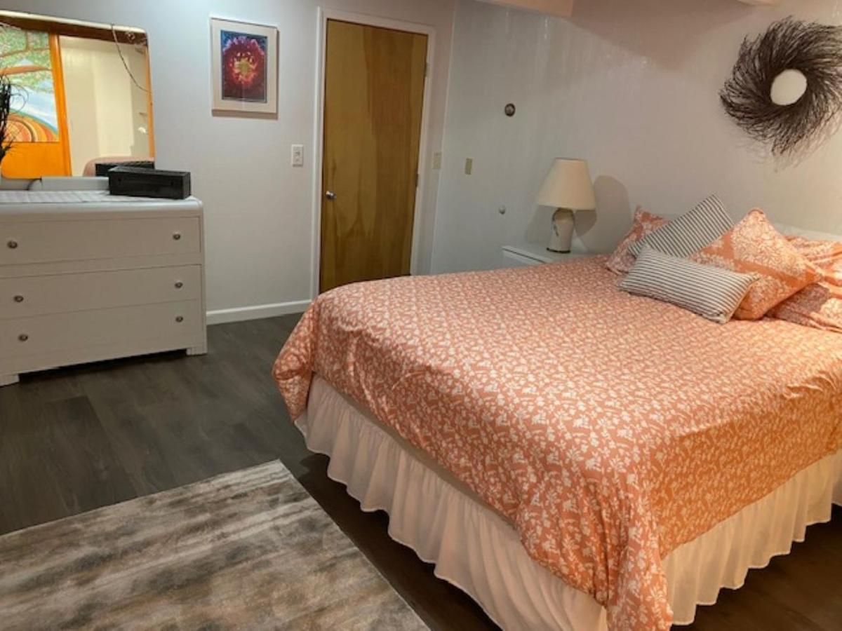 Spacious Lower Level Living All For You! 코밸리스 외부 사진