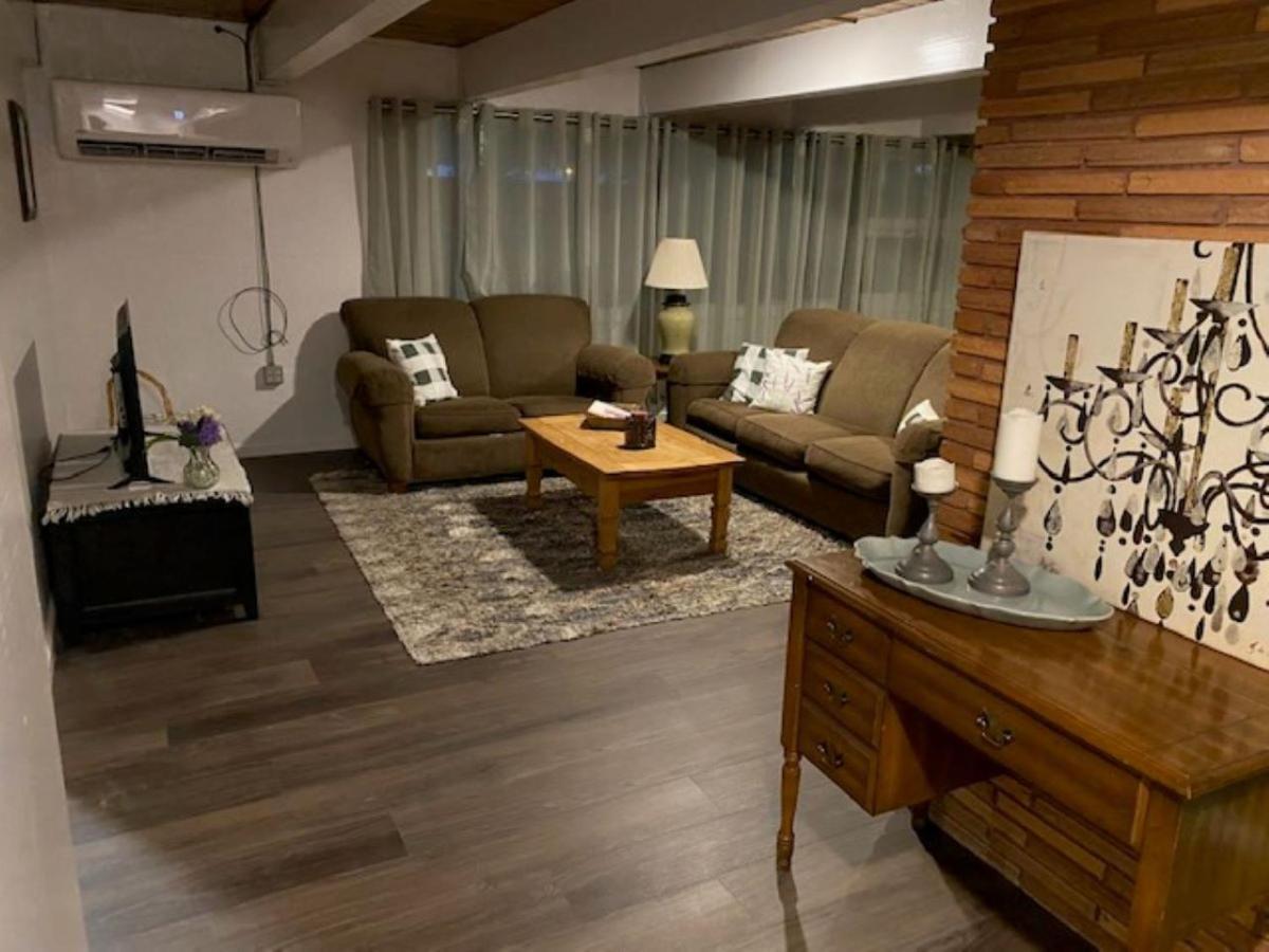 Spacious Lower Level Living All For You! 코밸리스 외부 사진