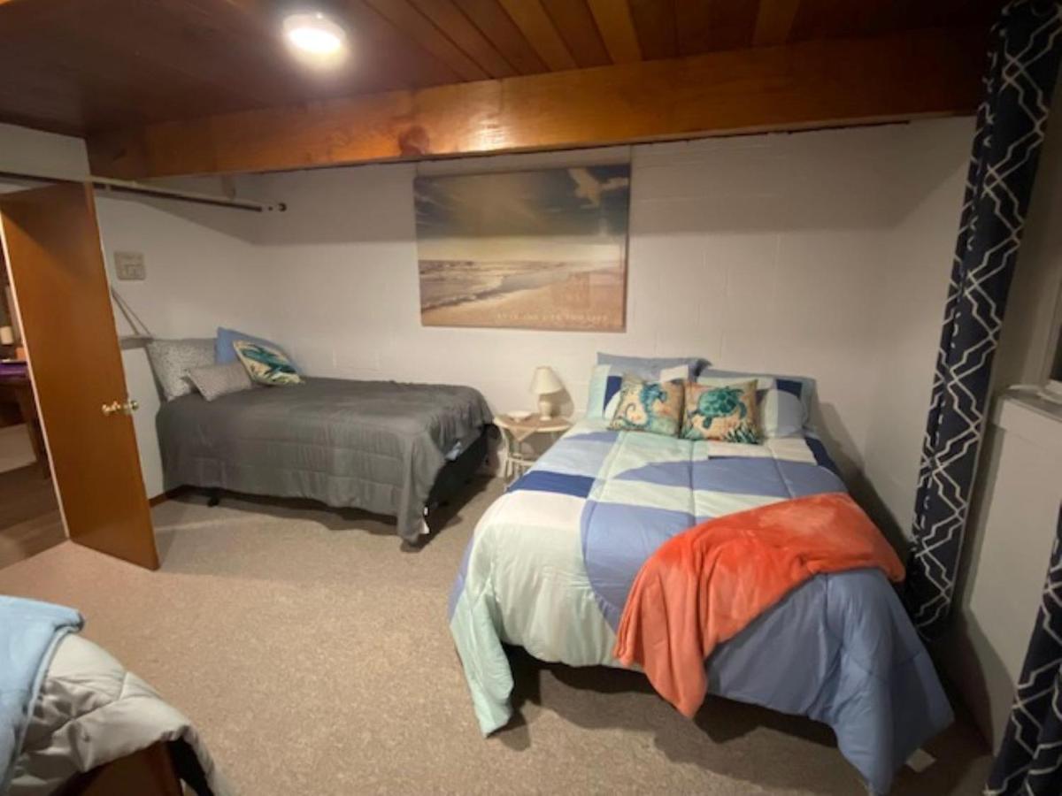 Spacious Lower Level Living All For You! 코밸리스 외부 사진
