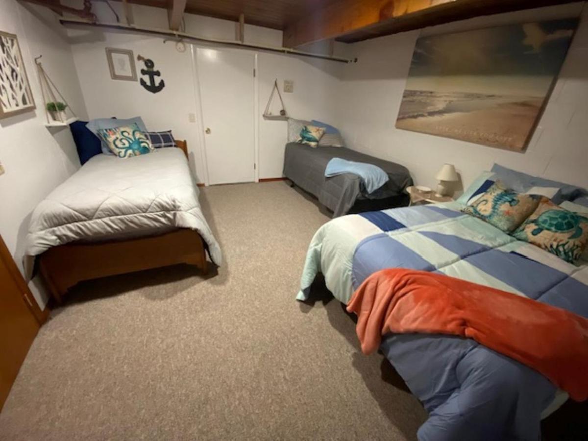 Spacious Lower Level Living All For You! 코밸리스 외부 사진
