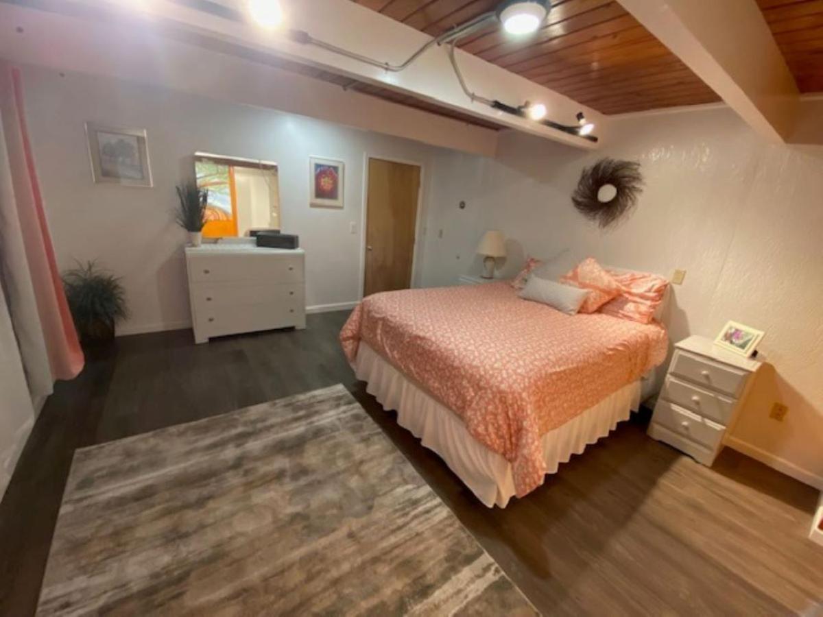 Spacious Lower Level Living All For You! 코밸리스 외부 사진