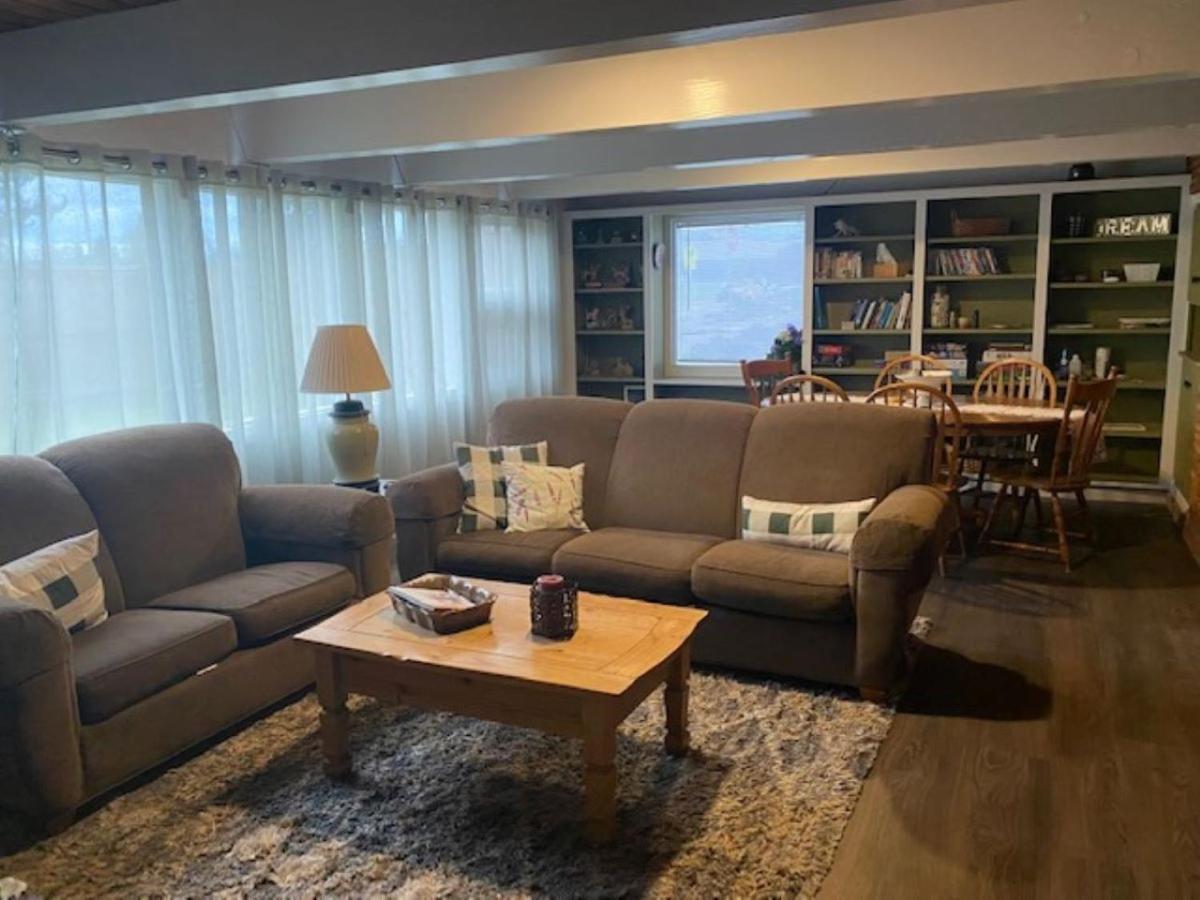Spacious Lower Level Living All For You! 코밸리스 외부 사진