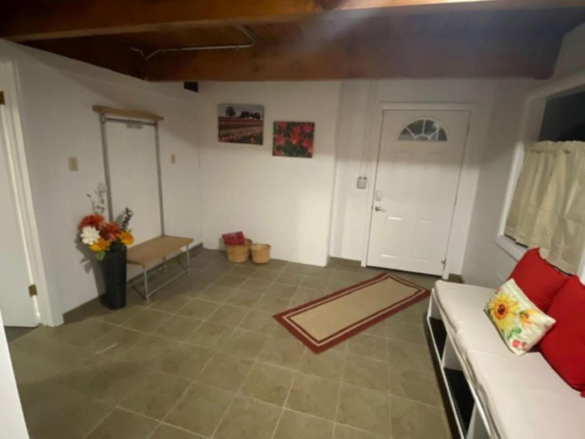 Spacious Lower Level Living All For You! 코밸리스 외부 사진