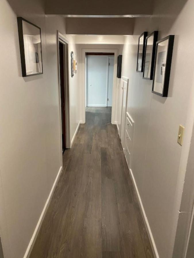 Spacious Lower Level Living All For You! 코밸리스 외부 사진