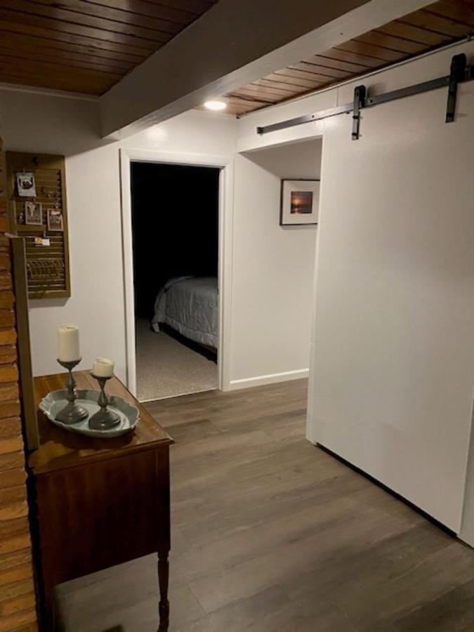 Spacious Lower Level Living All For You! 코밸리스 외부 사진