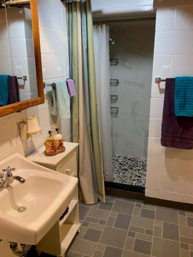 Spacious Lower Level Living All For You! 코밸리스 외부 사진