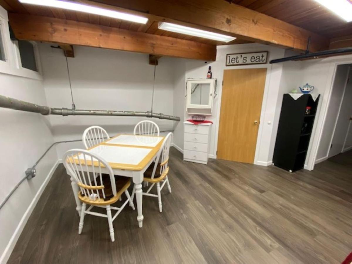 Spacious Lower Level Living All For You! 코밸리스 외부 사진