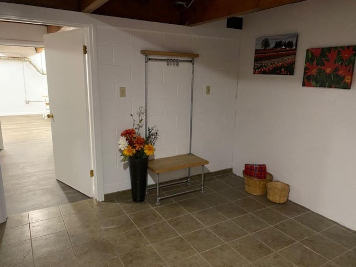 Spacious Lower Level Living All For You! 코밸리스 외부 사진