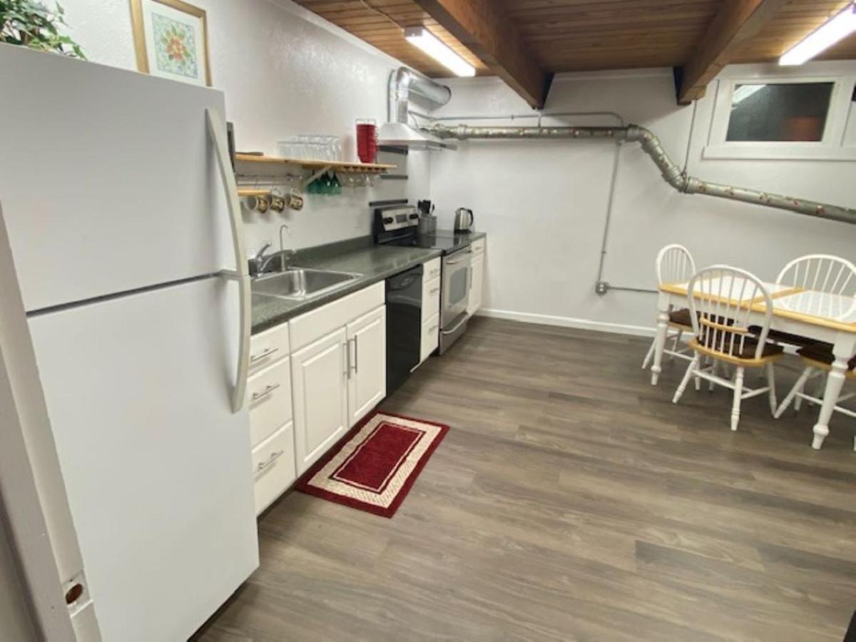Spacious Lower Level Living All For You! 코밸리스 외부 사진